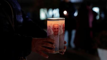 Cadena de oración en el hospital Gemelli de Roma por el Papa Francisco. Foto: REUTERS.