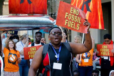 Activistas climáticos protestan contra los emisores de combustibles fósiles durante la COP28. Foto: Reuters.