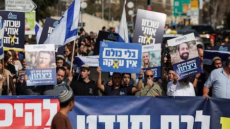 Protestas en Israel contra el alto al fuego en Gaza. Foto: Reuters