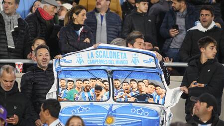 Hinchas argentinos apoyando a la Selección en el Monumental. Foto: NA.