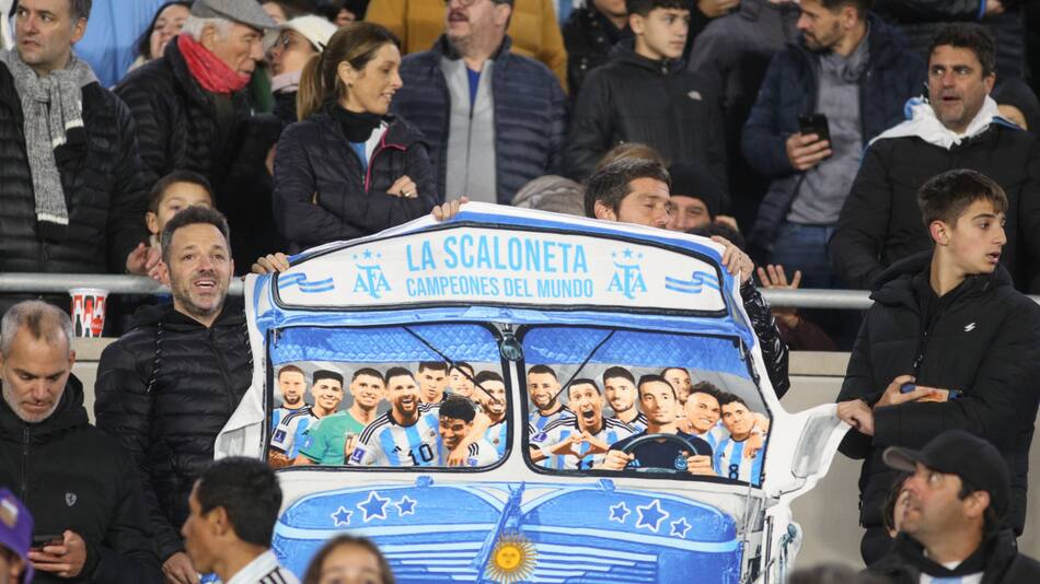 Hinchas argentinos apoyando a la Selección en el Monumental. Foto: NA.