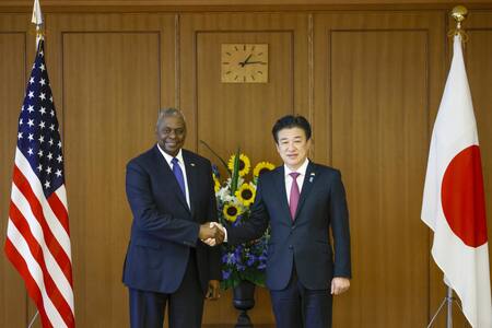 Lloyd Austin, secretario de Defensa de EE UU, y Minoru Kihara, ministro de Defensa de Japón. Foto: EFE.
