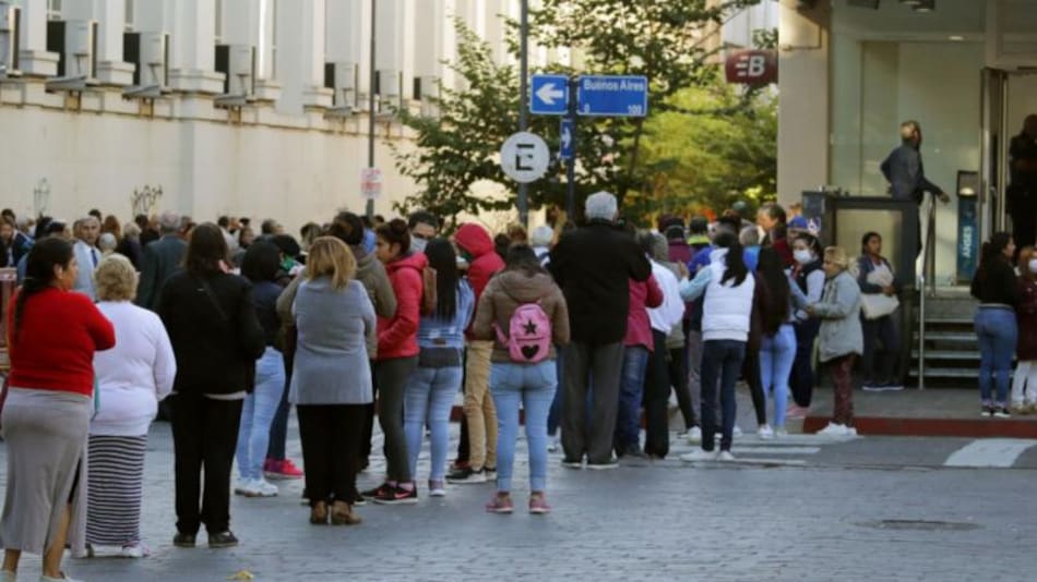 Los beneficiarios de planes sociales se confunden con los jubilados en la cola frente a los bancos, foto NA
