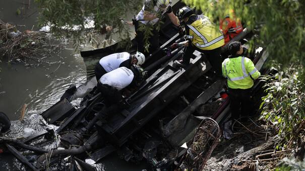 Fatal accidente en Guatemala: al menos 51 muertos tras la caída de un micro desde un puente