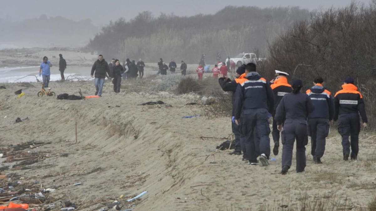 Migrantes en la costa de Italia. Foto: EFE.