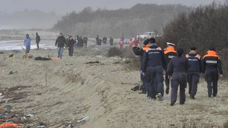 Migrantes en la costa de Italia. Foto: EFE.
