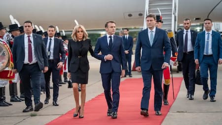 El presidente Emmanuel Macron, a su llegada al país.NA
