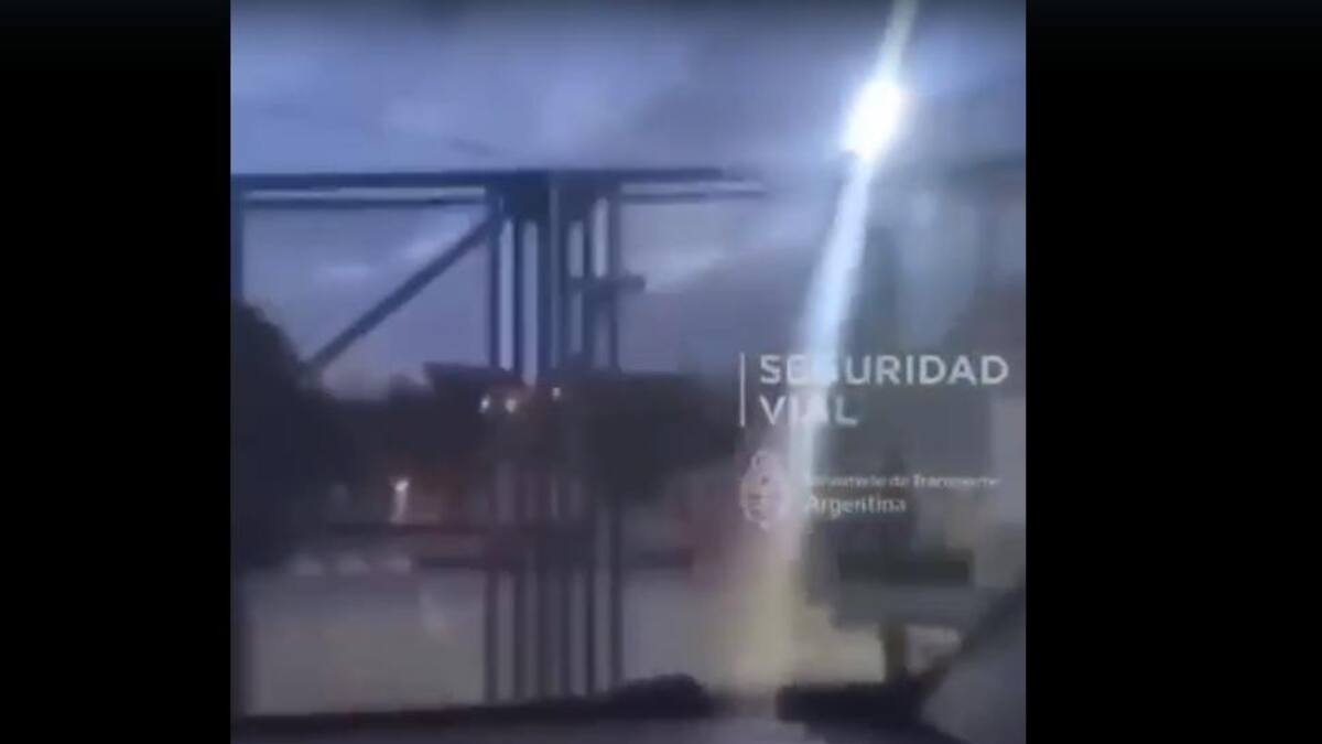Joven derribando una reja en Palermo, captura video