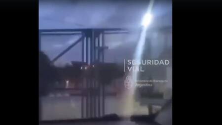 Joven derribando una reja en Palermo, captura video