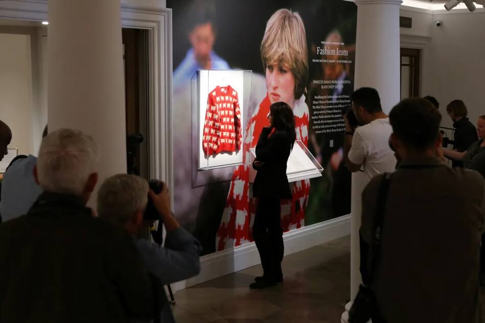 La subasta del sweater de Diana en Sothebys de Londres. Foto: Reuters