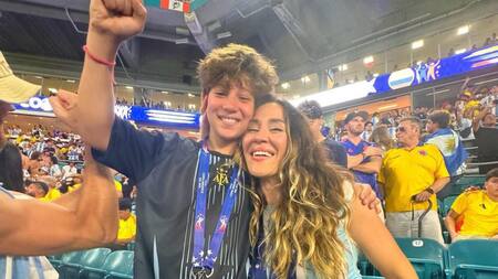 Jimena Barón junto a su hijo, Momo. Foto: @Jmena