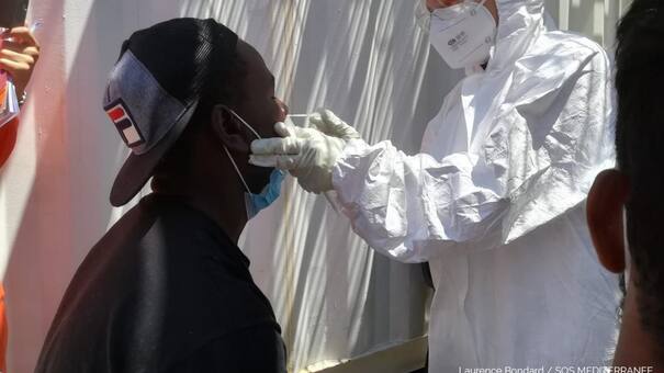 Italia: autoridades realizan test de Covid 19 a los migrantes del Ocean Viking