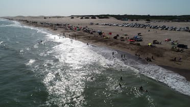 28 kilómetros de playa virgen y solo 35 habitantes: el tesoro costero en Buenos Aires para conocer el fin de semana largo