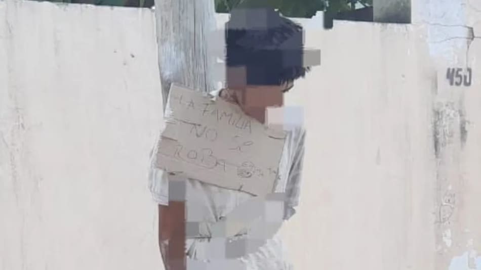 Un joven apareció atado a un poste con un cartel que decía "la familia no se roba". Foto: NA.