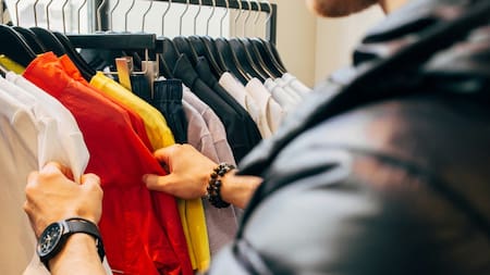 Outlet; indumentaria; ropa. Foto: Unsplash.