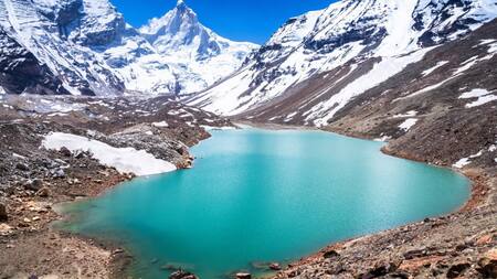 Más del 50% del agua dulce empleada por los seres humanos procede de las regiones montañosas. Fuente: National Geographic.