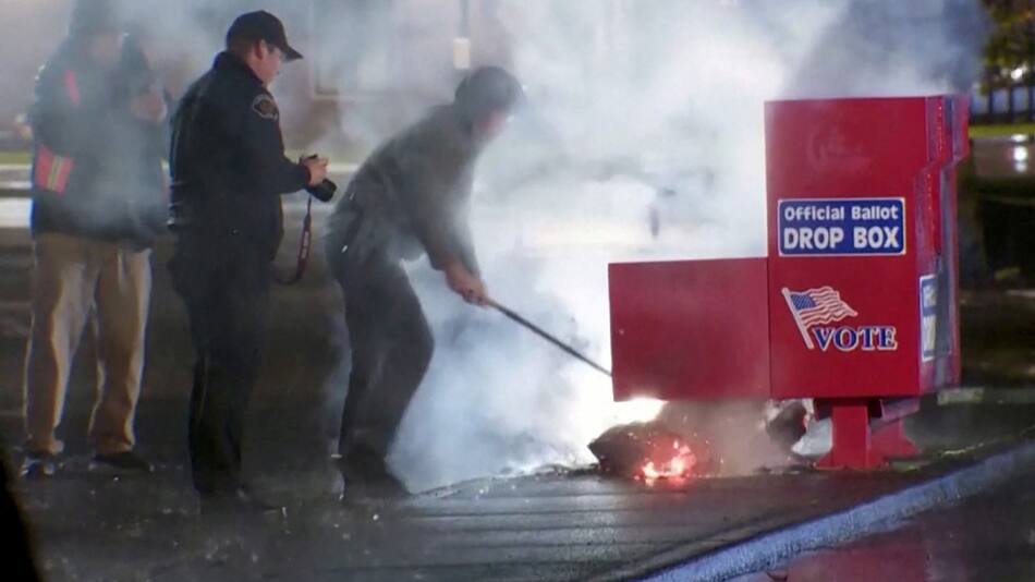 Urnas electorales incendiadas. Foto: Reuters.