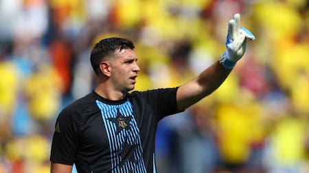 Sí, "Dibu", son dos partidos los que te vas a perder con la casaca de la Selección Argentina. Foto: Reuters.