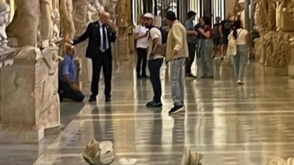 Rotura de bustos en El Vaticano de turista que no pudo ver al Papa Francisco. Foto: Instagram.