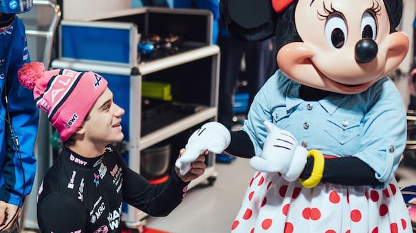 El show de Colapinto en Las Vegas: repartió alfajores en el paddock y le propuso casamiento a Minnie Mouse