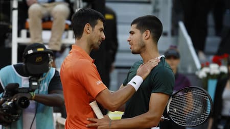 Carlos Alcaraz y Novak Djokovic. Foto: EFE.