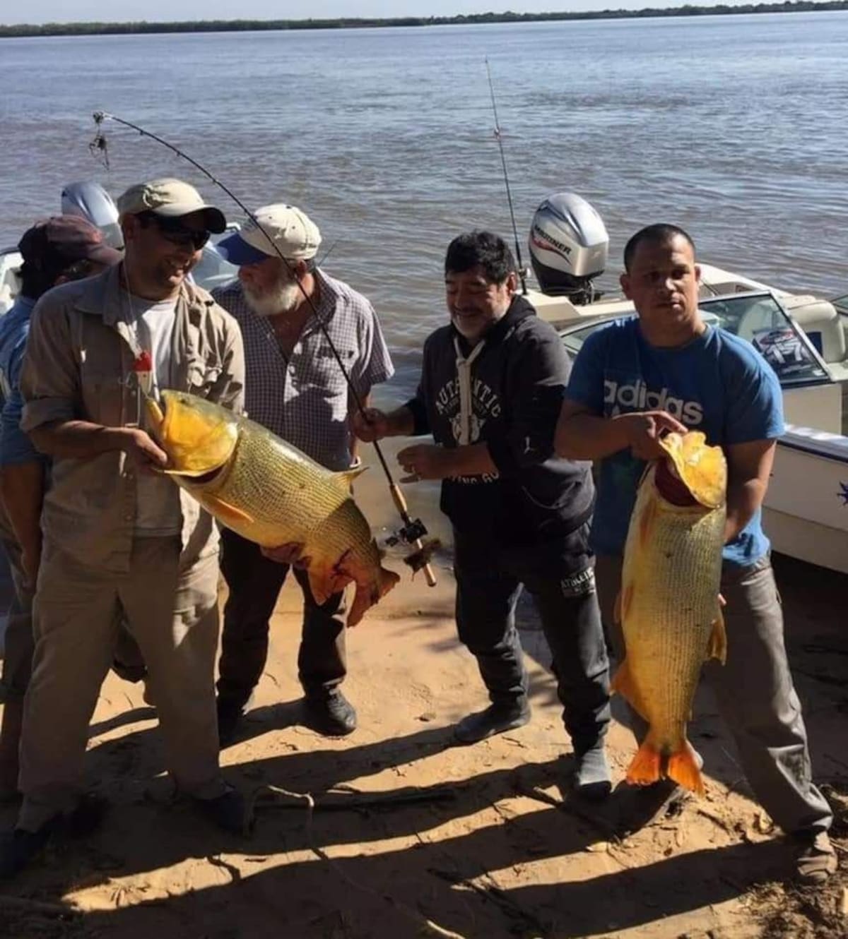 diego maradona pescando en esquina corrientes