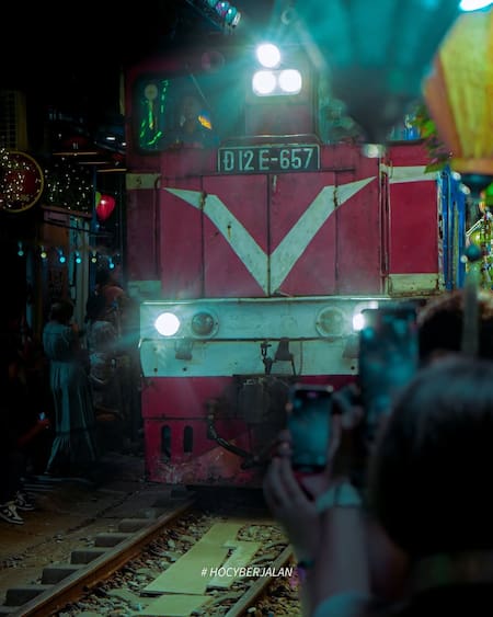 El bar más extraño del mundo. Foto: Instagram @railwaycafehanoi