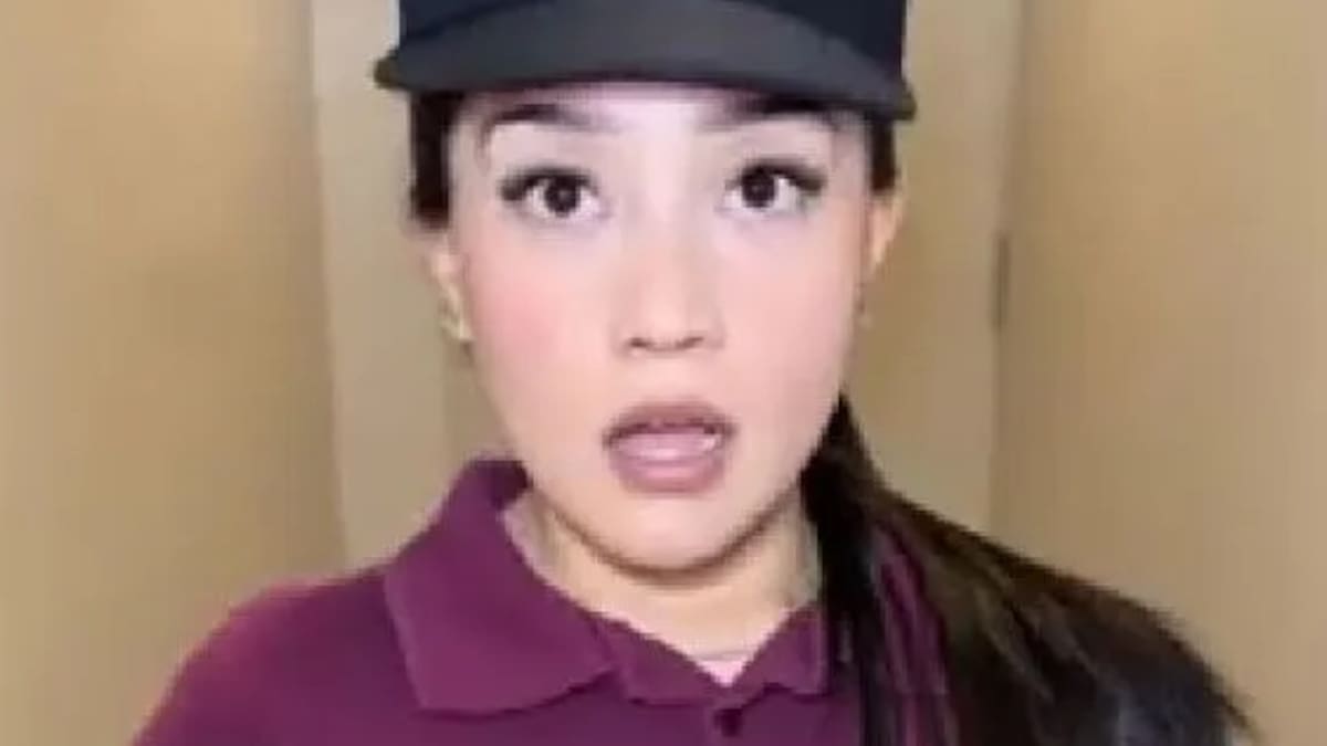 Una mujer policía fue suspendida por realizar bailes provocativos con el uniforme de policía