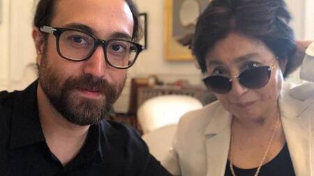 Yoko Ono, con importantes problemas físicos, cedió la gestión de sus negocios a su hijo Sean Lennon