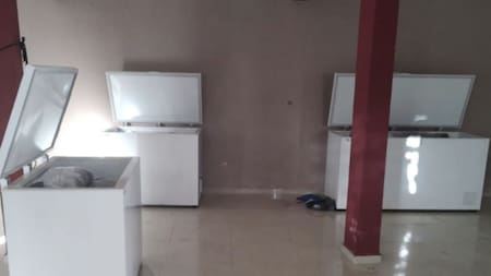 Imágenes sensibles. Cuerpos dentro de varios freezers. Foto: Twitter @Alertamundial.