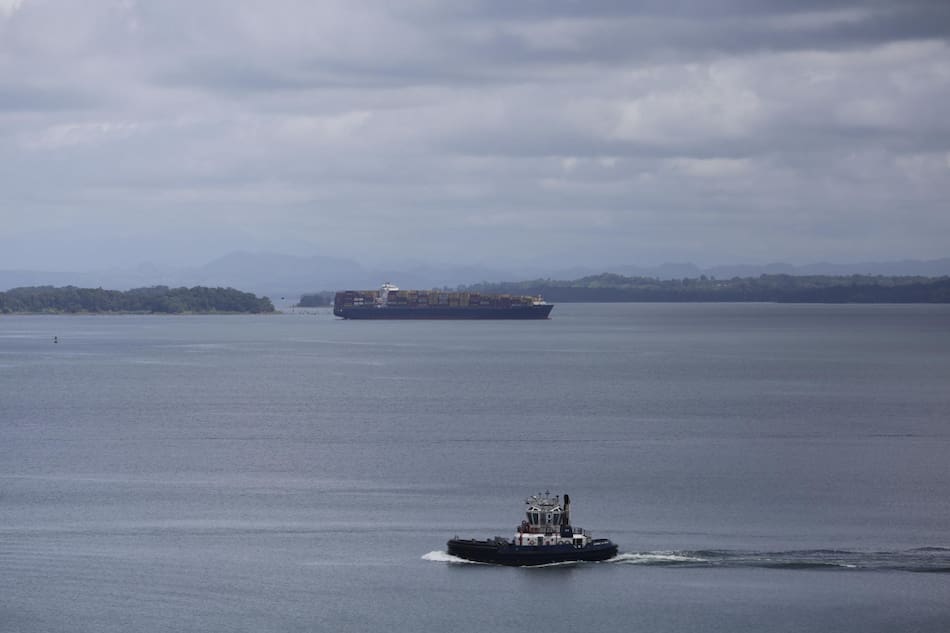 Los buques están ahorrando agua ya que se vierten 200 millones de litros al mar por cada nave que cruza. Foto: EFE.