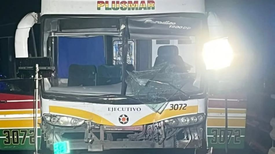 Choque de micros con hinchas a Estudiantes que iban a la final del Torneo Clausura.