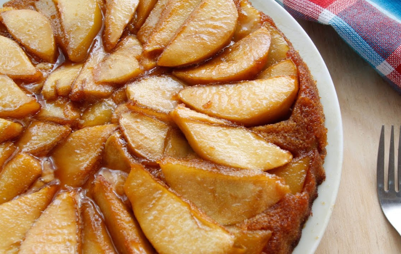 Tarta invertida de pera. Foto: captura YouTube