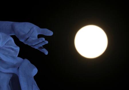 Superluna rosa, monumento Carta Magna y Las Cuatro Regiones Argentinas en Buenos Aires AGUSTIN MARCARIAN - Reuters
