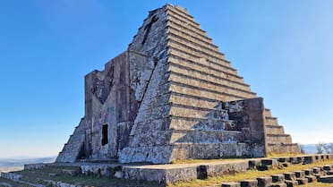 La imponente pirámide funeraria que recuerda al antiguo Egipto: en qué país se encuentra y cuándo fue construida