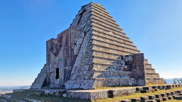 La imponente pirámide funeraria que recuerda al antiguo Egipto: en qué país se encuentra y cuándo fue construida