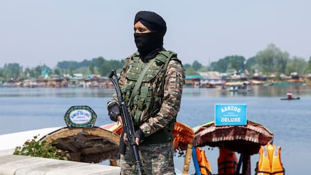 India y Pakistán intercambian disparos en la frontera de Cachemira. Foto: Reuters/Sharafat Ali