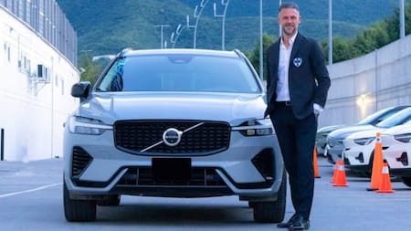 Martín Demichelis y su nuevo auto eléctrico. Foto: Instagram @volvocarmexico