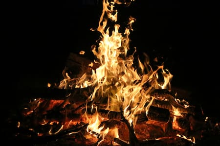 Fogata, fuego. Foto: Unsplash.