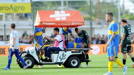 Lesión de Marcos Rojo en el partido entre Sarmiento y Boca. Foto: Telam.