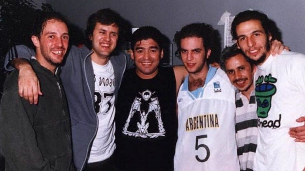 Los Piojos con Maradona
