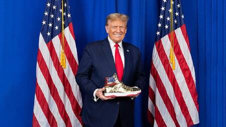 Las zapatillas de Donald Trump. Foto: Instagram @sneakercon