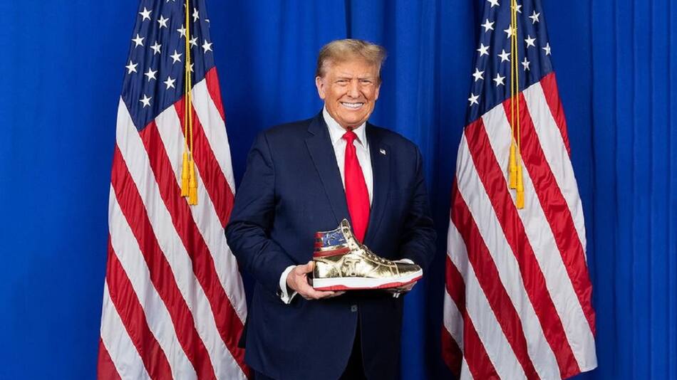 Las zapatillas de Donald Trump. Foto: Instagram @sneakercon