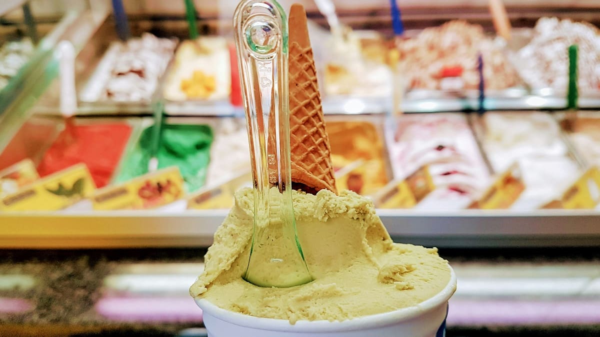 Helado; heladería.