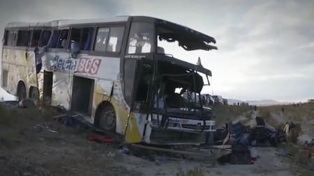 Así quedó destrozado uno de los micros que chocó en Bolivia y donde murieron 37 personas. Foto: Captura de video.