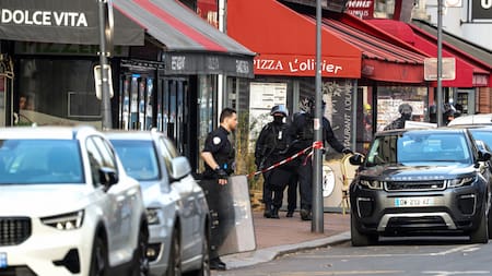 Toma de rehenes en un restaurante de las afueras de París. Foto: REUTERS.