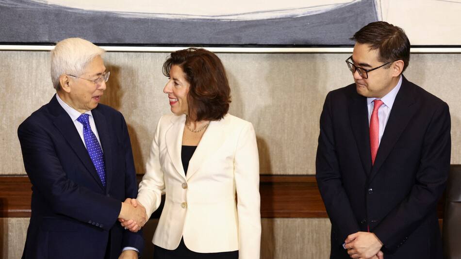 Gina Raimondo, secretaria de Comercio de Estados Unidos junto al presidente filipino, Ferdinand Marcos. Foto: Reuters.