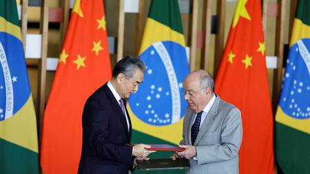 El canciller brasileño, Mauro Vieira, junto con su homólogo chino, Wang Yi. Foto: Reuters