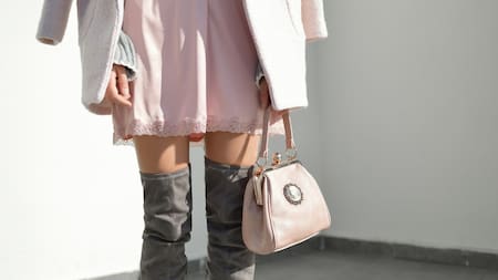 Bolsos pequeños; moda; tendencia. Foto: Unsplash.