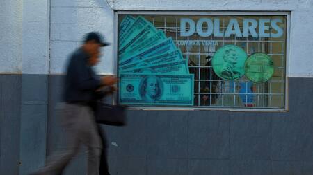 Dólares. Foto: Reuters/Jose Luis Gonzalez